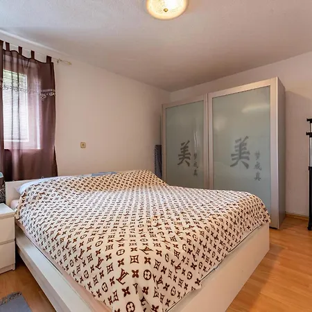 아파트 1 Bedroom Stunning In 자다르
